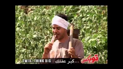 Египтянски фермер се наслаждава на Twix