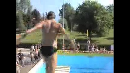 Неуспешен скок в басейн 