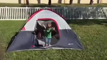 Деца излизат от палатка и падат едно по едно