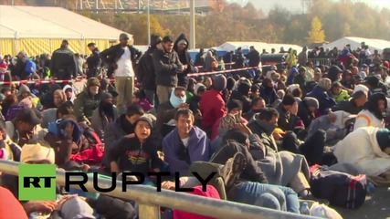 Austria: Refugees brave cold weather as they cross Slovenian border