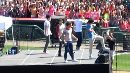 Секси движения на One Direction - Up All Night на Dr Pepper Ballpark в Далас