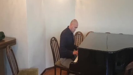 Треньорът на Балкан показа умения на пианото