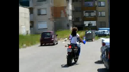 Момиче Кара Мотор