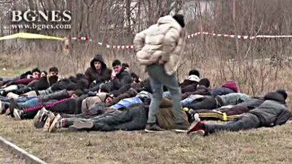 Голяма група мигранти задържаха край Бургас