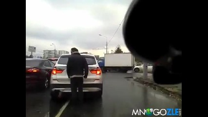 Човек се мисли за Автомобил