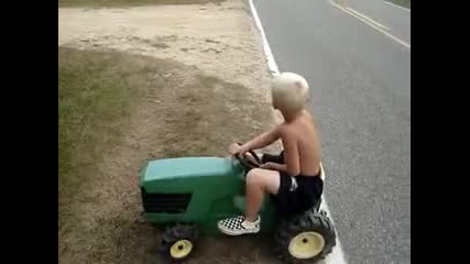 Млад тракторист с удивителни умения 
