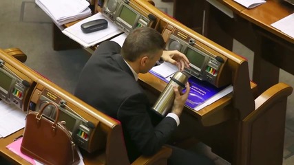 Гладен руски депутат си хапва борш от термос в парламентарната зала