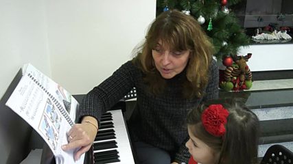 Урок по пиано в Детската градина на ЕСПА