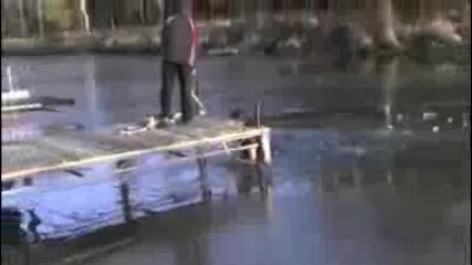 Дебел мъж скача в замръзнало езерo