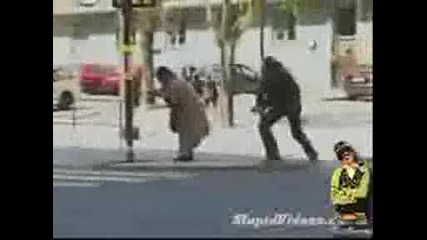 Баба Каратист Пребива Мъж На Светофара