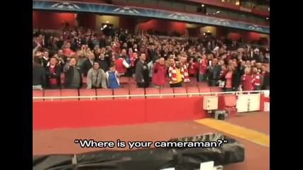 Феновете на Арсенал се шегуват с репортера ;дд 