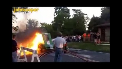 Мощен Corvette Гръмва Зрелищно докато прави Burnout 