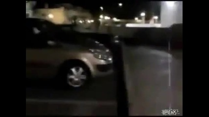 Смях Гол мъж се удря в стъкло
