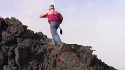 Мъж минава през нажежен поток от лава