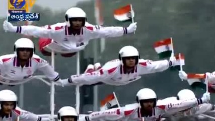 Военни от Индия показват фантастични каскади на мотор по време на парад