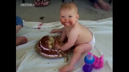 Малката Луси се радва по свой начин на първата си торта - Сладурско