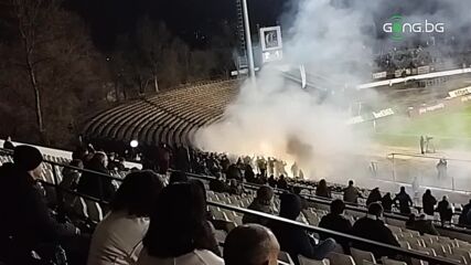 Факли и димки от феновете на Славия