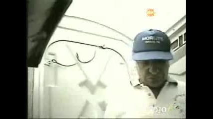 Човек се натиква целия в тоалетната 