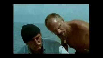 Руснак излиза от устата на акула ... 