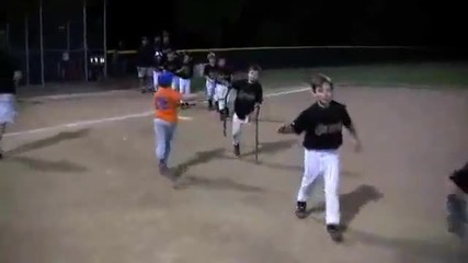 Уважение!!! Момче играе бейзбол на един крак!