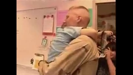 Баща се връща от Авганистан и изненадва детето си в Детската градина!