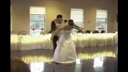 Тези Младоженци Явно Знаят Как Се Танцува!