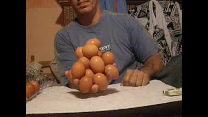 Невероятно - човек държи 20 яйца в 1 ръка !