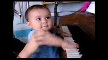 Малко Дете Свири На Пиано!