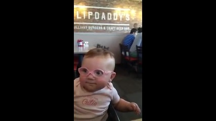 Реакцията на бебе, което вижда родителите си с очила за първи път!