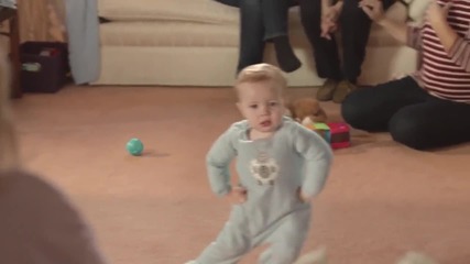 Бебето, което с прохождането си танцува Gangnam Style :)