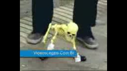 Много смешен скелет - просяк...