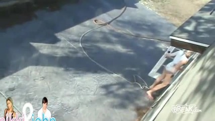 Изненада жена си със студен душ! Смях!