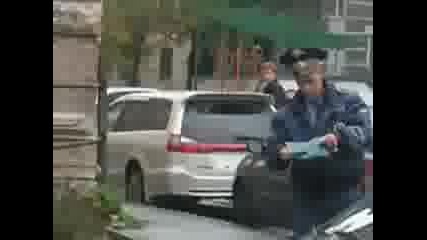Руски полицаи арестуват хора (оргинал)
