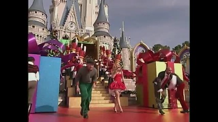 Mariah Carey - [hq] All I Want For Christmas Is You (live At The Disney Parade 25 - 12 - 04) (360p)