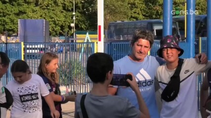 Играчите на Левски бяха посрещнати с аплодисменти преди тренировката си