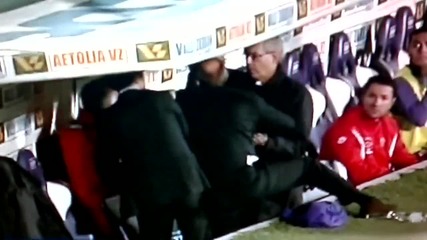 Екшън в Серия "а" - треньор сменя и млати сръбски национал преди почивката, бият му шута