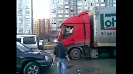 Ето какво се случва, когато един камион закъса на пътя!