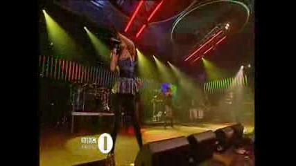 Най - Секси Момичето - Rihanna [break It Off live on the concert of Radio 1]