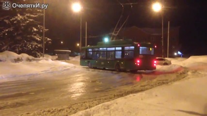 Оригинален начин за вземане на завой от тролейбус