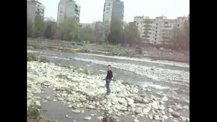 Момчета Влизат Във Курито На Река