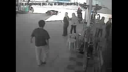 Малко Момиченце Се Пребива С Мотор