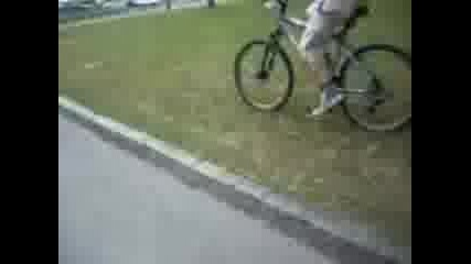 момче развива скорост на колело 