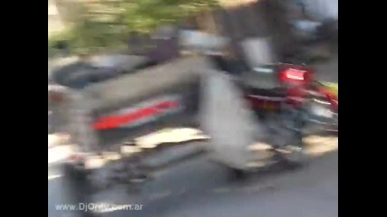 Lules, Carro Se Lleva una Moto Enganchada [ високо качество ]