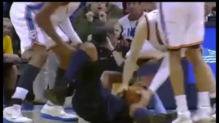 Nba Where Caring Happens : Carmelo Anthony пада по време на игра никои не реагира играта продължава 