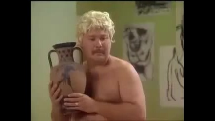 Не е лесно да позираш гол пред такова секси маце (смях)