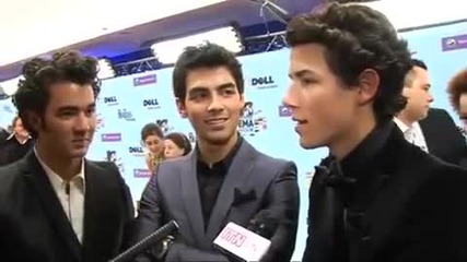 Jonas Brothers would like to kiss.. under the Mistletoe. (dec. 24) 