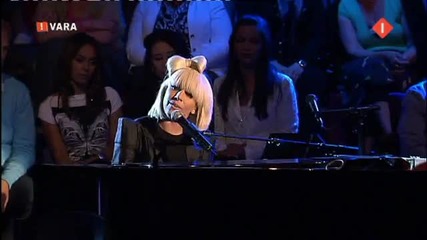 Лейди Гага пее и свири на пиано (на живо) 