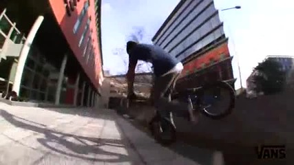 Пич прави изумителни трикове с bmx 