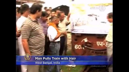 Мъж дърпа влак с косата си