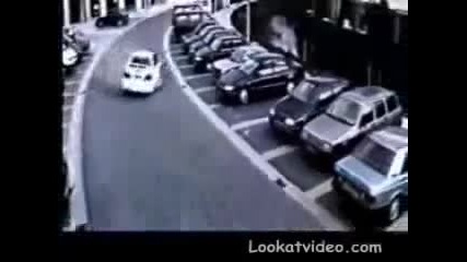 Беглец паркира автомобила си със стил! 